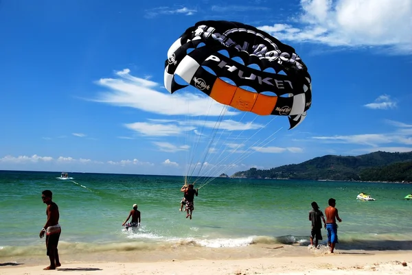普吉岛，泰国: 滑翔伞在芭东海滩 — 图库照片