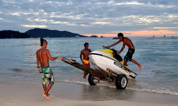 Phuket, Tailandia: Beach Boys con moto acuática — Foto de Stock