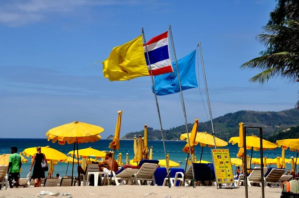 Phuket, Thaiföld: Repül a Patong Beach zászlók — Stock Fotó