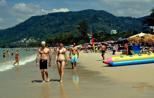 Phuket, Thaïlande : Des gens se promènent sur la plage de Patong — Photo