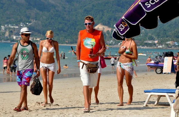 Phuket, Thailand: Västerländska turister strosar på Patong Beach — Stockfoto