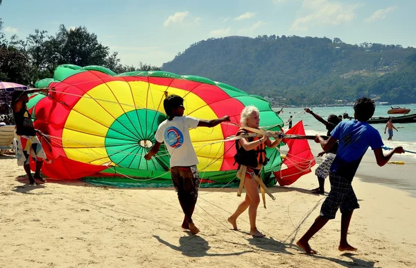 Phuket, Thailand: Paraglider op Patong Beach — Stockfoto