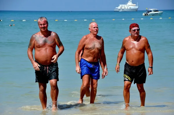 Phuket, Thailand: Tre män på Patong Beach — Stockfoto