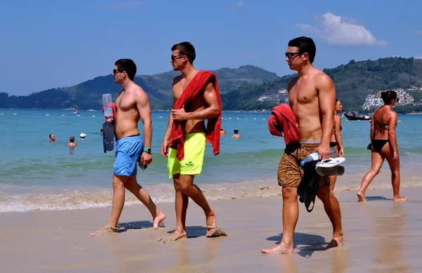 Phuket, Thailand: Jonge mannen lopen op strand — Stockfoto