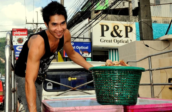 Miasta Patong, Tajlandia: Tajski człowieka z koszem krewetek — Zdjęcie stockowe