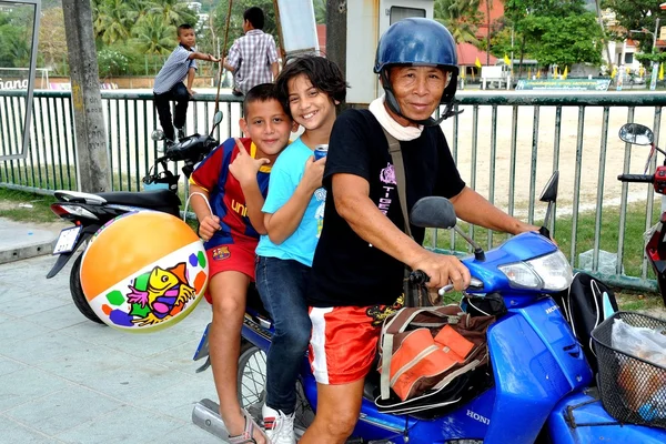 Patong, Thailand: Familjen på Moped — Stockfoto