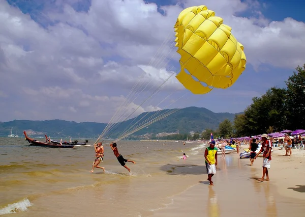 芭东海滩上芭东，泰国: 滑翔伞 — 图库照片