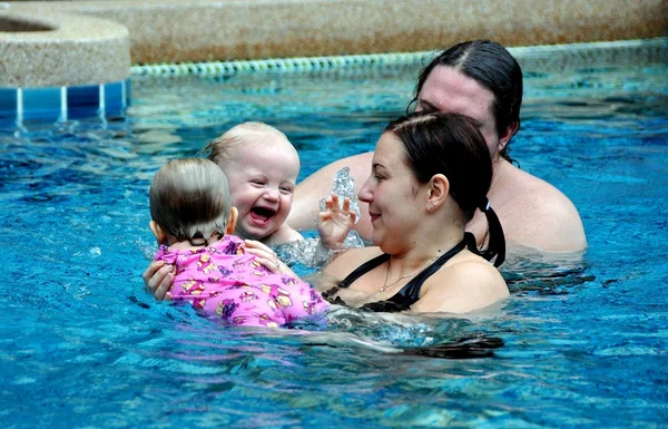 Patong, Thailand: Familj i poolen — Stockfoto