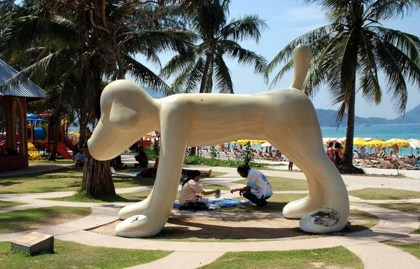 Patong şehir, Tayland: Bir köpek at Patong Beach heykel — Stok fotoğraf