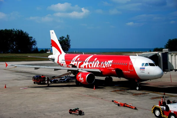 Phuket, thailand: airbus a-319 am internationalen flughafen phuket — Stockfoto