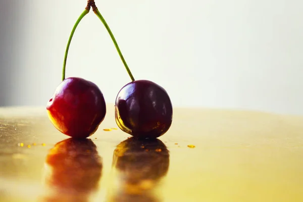 Bayas Rojas Maduras Cereza Con Hojas Cerezas Sobre Fondo Dorado —  Fotos de Stock