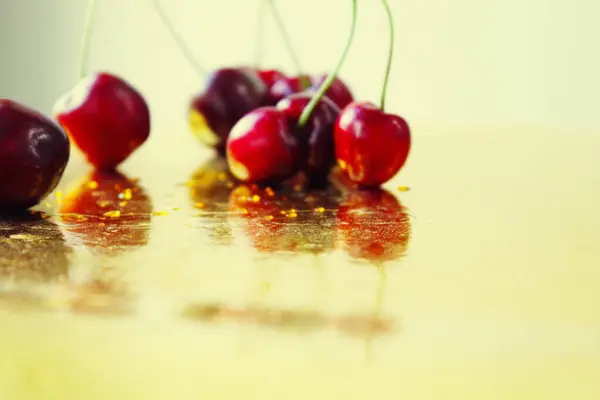 Cereza Con Gotas Agua Hoja Sobre Fondo Dorado Cerezas Maduras — Foto de Stock