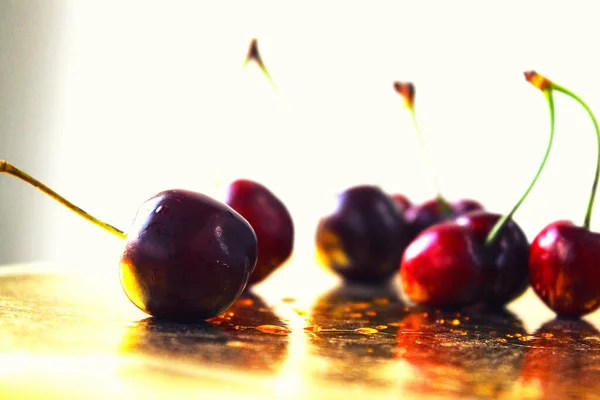 Cereza Con Gota Agua Sobre Fondo Dorado Colección —  Fotos de Stock