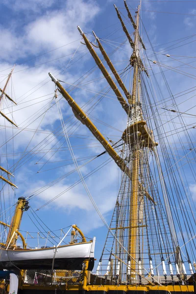 Mast , Amerigo Vespucci , colors , rope, Genoa , Italy , wooden , ship, sail, figurehead , pulpit , raft , boat, sea , flag — Stock Photo, Image