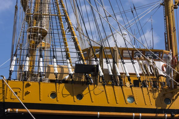 Mast , Amerigo Vespucci , colors , rope, Genoa , Italy , wooden , ship, sail, figurehead , pulpit , raft , boat, sea , flag — Stock Photo, Image