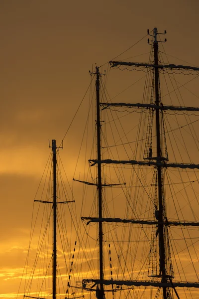 Zeilschip bij zonsondergang — Stockfoto