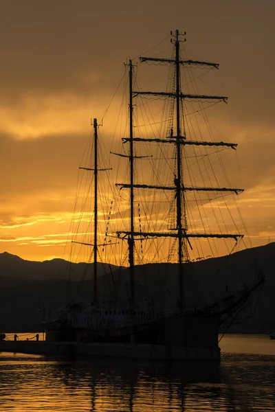 Вітрильний корабель на заході сонця — стокове фото
