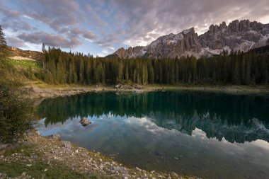 İtalya 'da Trentino Alto Adige' de Carezza Gölü 'nde gün batımı