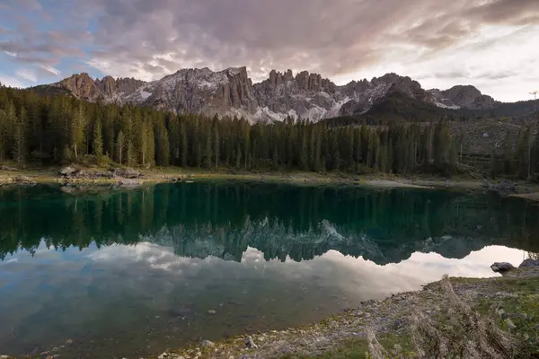 Zachód Słońca Nad Jeziorem Carezza Trentino Alto Adige Włoszech — Zdjęcie stockowe