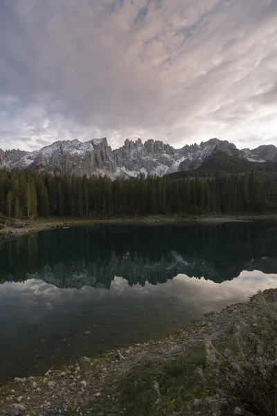 意大利Trentino Alto Adige Carezza湖上的落日 — 图库照片