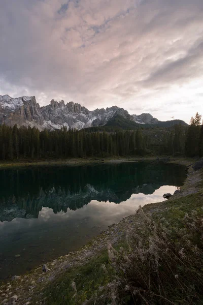 意大利Trentino Alto Adige Carezza湖上的落日 — 图库照片
