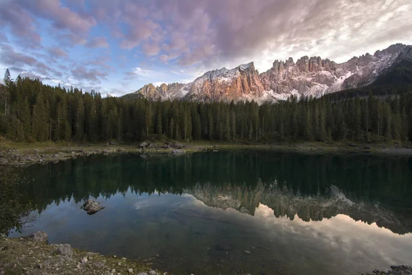 Tramonto Sul Lago Carezza Trentino Alto Adige Italia — Foto Stock