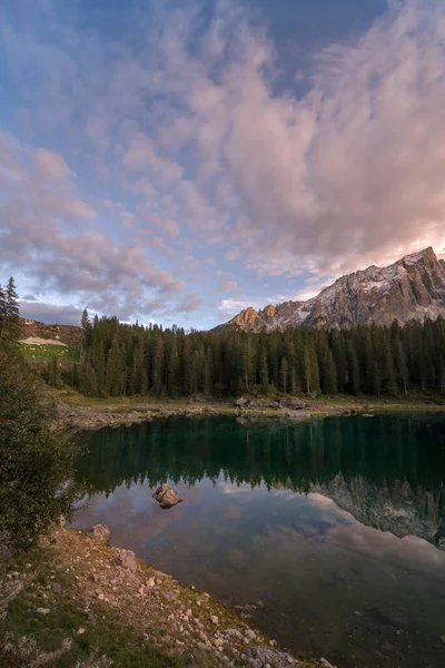 Zachód Słońca Nad Jeziorem Carezza Trentino Alto Adige Włoszech — Zdjęcie stockowe