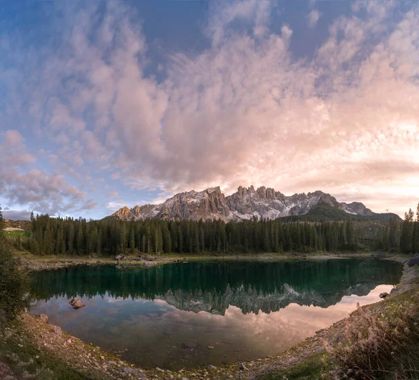 Zachód Słońca Nad Jeziorem Carezza Trentino Alto Adige Włoszech — Zdjęcie stockowe