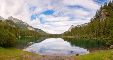 İtalya 'da Trentino Alto Adige' deki Tovel Gölü manzarası