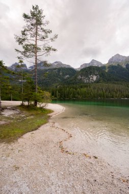 İtalya 'da Trentino Alto Adige' deki Tovel Gölü manzarası