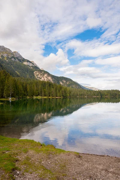 Talya Trentino Alto Adige Deki Tovel Gölü Manzarası — Stok fotoğraf