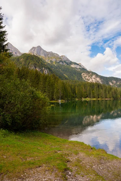 Talya Trentino Alto Adige Deki Tovel Gölü Manzarası — Stok fotoğraf