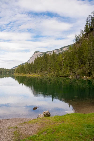 Talya Trentino Alto Adige Deki Tovel Gölü Manzarası — Stok fotoğraf