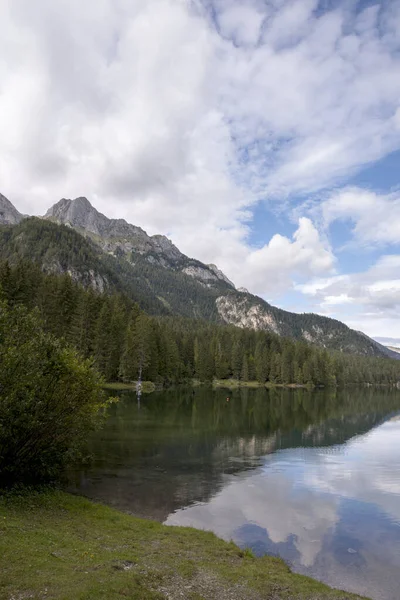 Talya Trentino Alto Adige Deki Tovel Gölü Manzarası — Stok fotoğraf