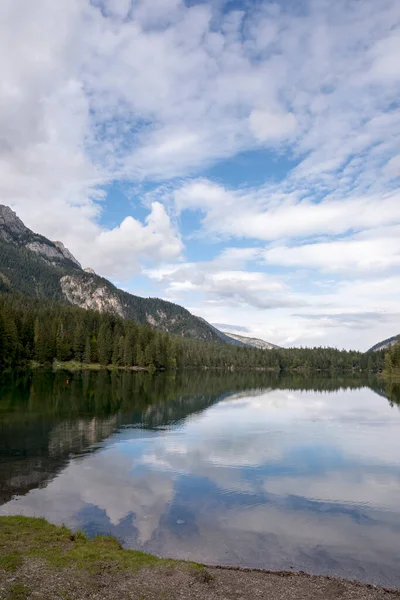 Talya Trentino Alto Adige Deki Tovel Gölü Manzarası — Stok fotoğraf