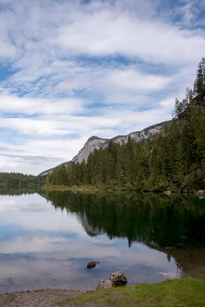 Talya Trentino Alto Adige Deki Tovel Gölü Manzarası — Stok fotoğraf