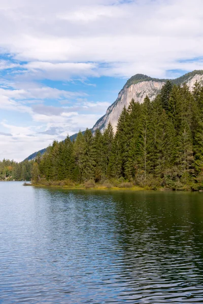 Talya Trentino Alto Adige Deki Tovel Gölü Manzarası — Stok fotoğraf