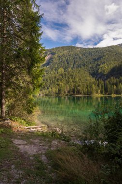 İtalya 'daki Trentino Alto Adige' deki Tovel Gölü 'nün ayrıntıları ve ayrıntıları