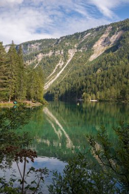 İtalya 'daki Trentino Alto Adige' deki Tovel Gölü 'nün ayrıntıları ve ayrıntıları