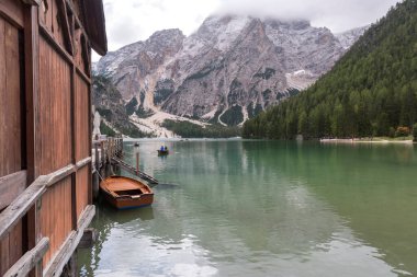 İtalya 'daki Trentino Alto Adige' deki Braies Gölü 'ne ilişkin görüntüler, detaylar ve manzara