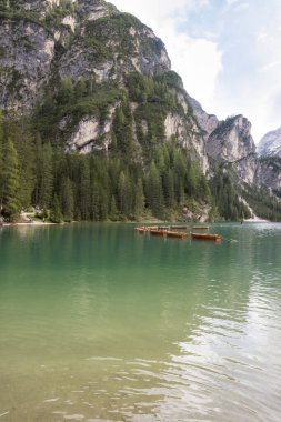 İtalya 'daki Trentino Alto Adige' deki Braies Gölü 'ne ilişkin görüntüler, detaylar ve manzara