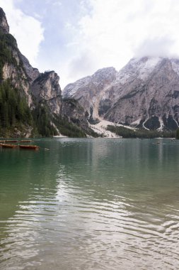 İtalya 'daki Trentino Alto Adige' deki Braies Gölü 'ne ilişkin görüntüler, detaylar ve manzara