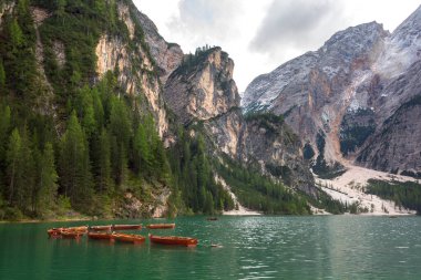 İtalya 'daki Trentino Alto Adige' deki Braies Gölü 'ne ilişkin görüntüler, detaylar ve manzara
