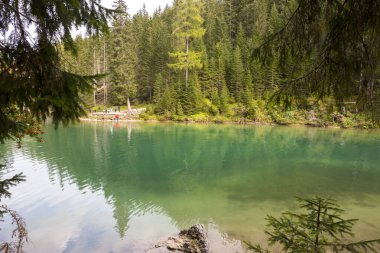 İtalya 'daki Trentino Alto Adige' deki Braies Gölü 'ne ilişkin görüntüler, detaylar ve manzara