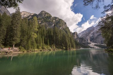 İtalya 'daki Trentino Alto Adige' deki Braies Gölü 'ne ilişkin görüntüler, detaylar ve manzara