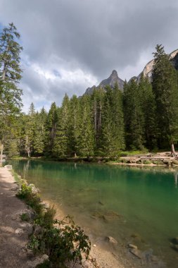 İtalya 'daki Trentino Alto Adige' deki Braies Gölü 'ne ilişkin görüntüler, detaylar ve manzara