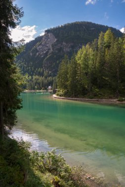 İtalya 'daki Trentino Alto Adige' deki Braies Gölü 'ne ilişkin görüntüler, detaylar ve manzara