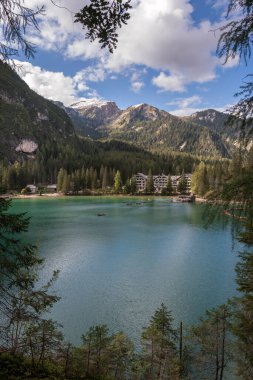 İtalya 'daki Trentino Alto Adige' deki Braies Gölü 'ne ilişkin görüntüler, detaylar ve manzara