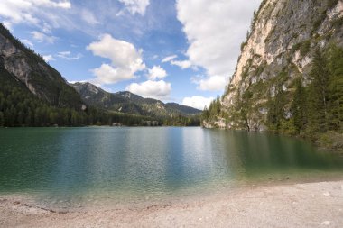 İtalya 'daki Trentino Alto Adige' deki Braies Gölü 'ne ilişkin görüntüler, detaylar ve manzara