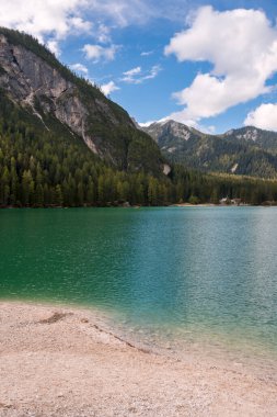 İtalya 'daki Trentino Alto Adige' deki Braies Gölü 'ne ilişkin görüntüler, detaylar ve manzara
